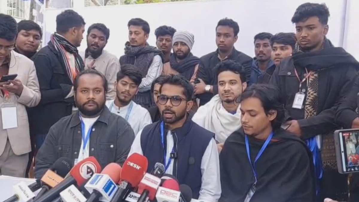 ব্যালট নম্বরের টোকেন নিয়ে ভোটকেন্দ্রে ঢুকছে— অভিযোগ ছাত্রদল সমর্থিত প্যানেলের