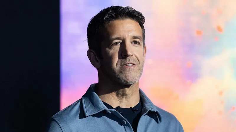 অ্যাপলের নতুন সিইও হচ্ছেন জন টার্নাস