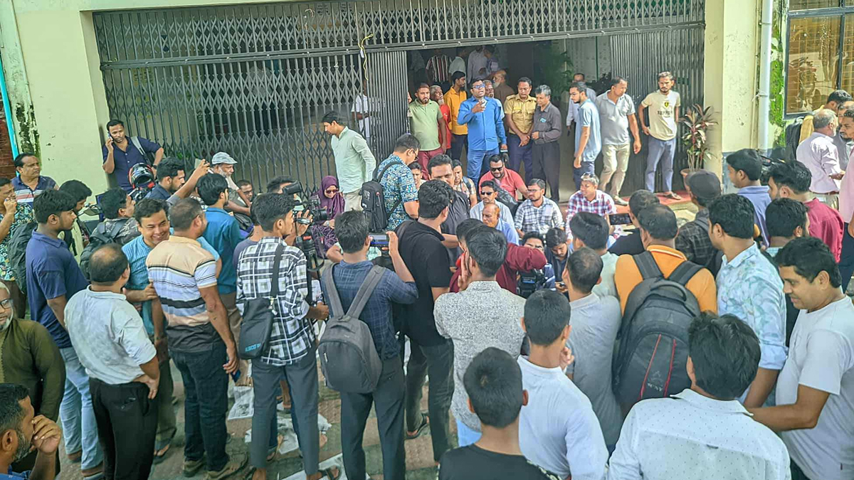 সাংবাদিককে তুলে নিয়ে মারধর, জড়িতদের গ্রেপ্তারে ২৪ ঘণ্টার আলটিমেটাম