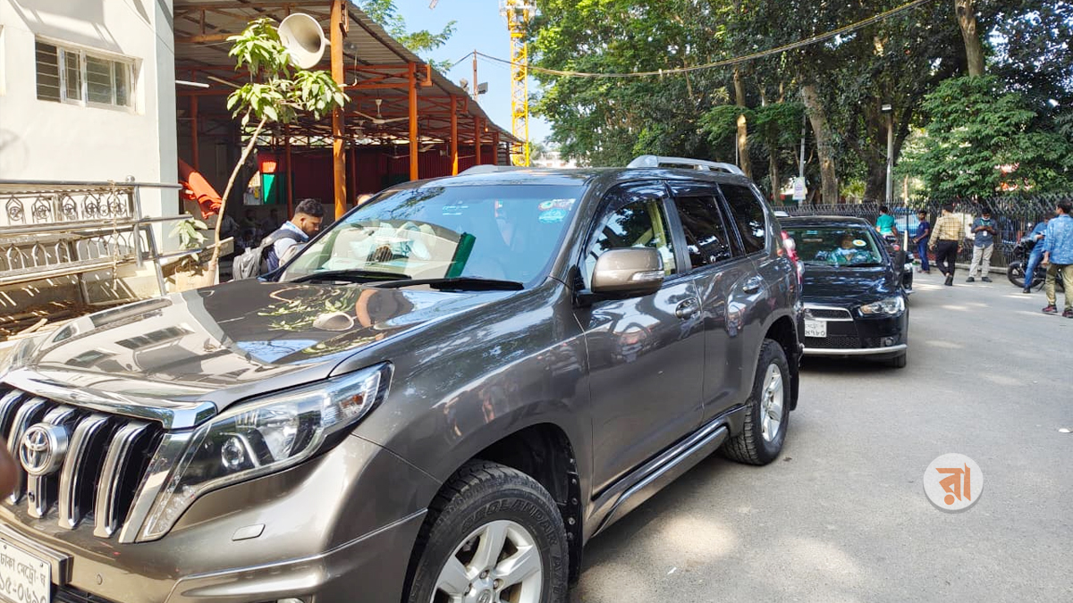 বিচারপতিরা ট্রাইব্যুনালে, শেখ হাসিনার বিরুদ্ধে রায়ের অপেক্ষা