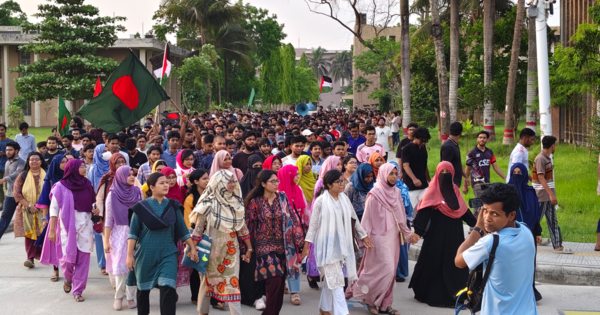 ক্ষমা চেয়েও শিক্ষকদের ক্লাসে ফেরাতে পারছেন না কুয়েট শিক্ষার্থীরা