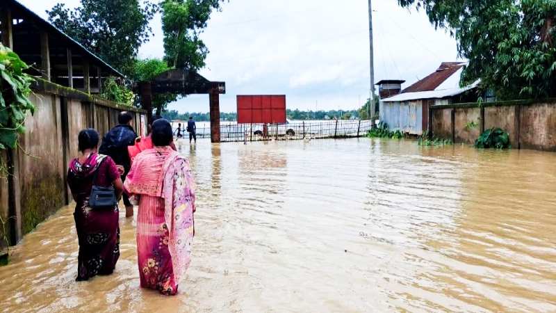 ধলাই নদীর বাঁধ ভেঙে ভাসছে কমলগঞ্জ, পানিবন্দী ১৫ গ্রাম