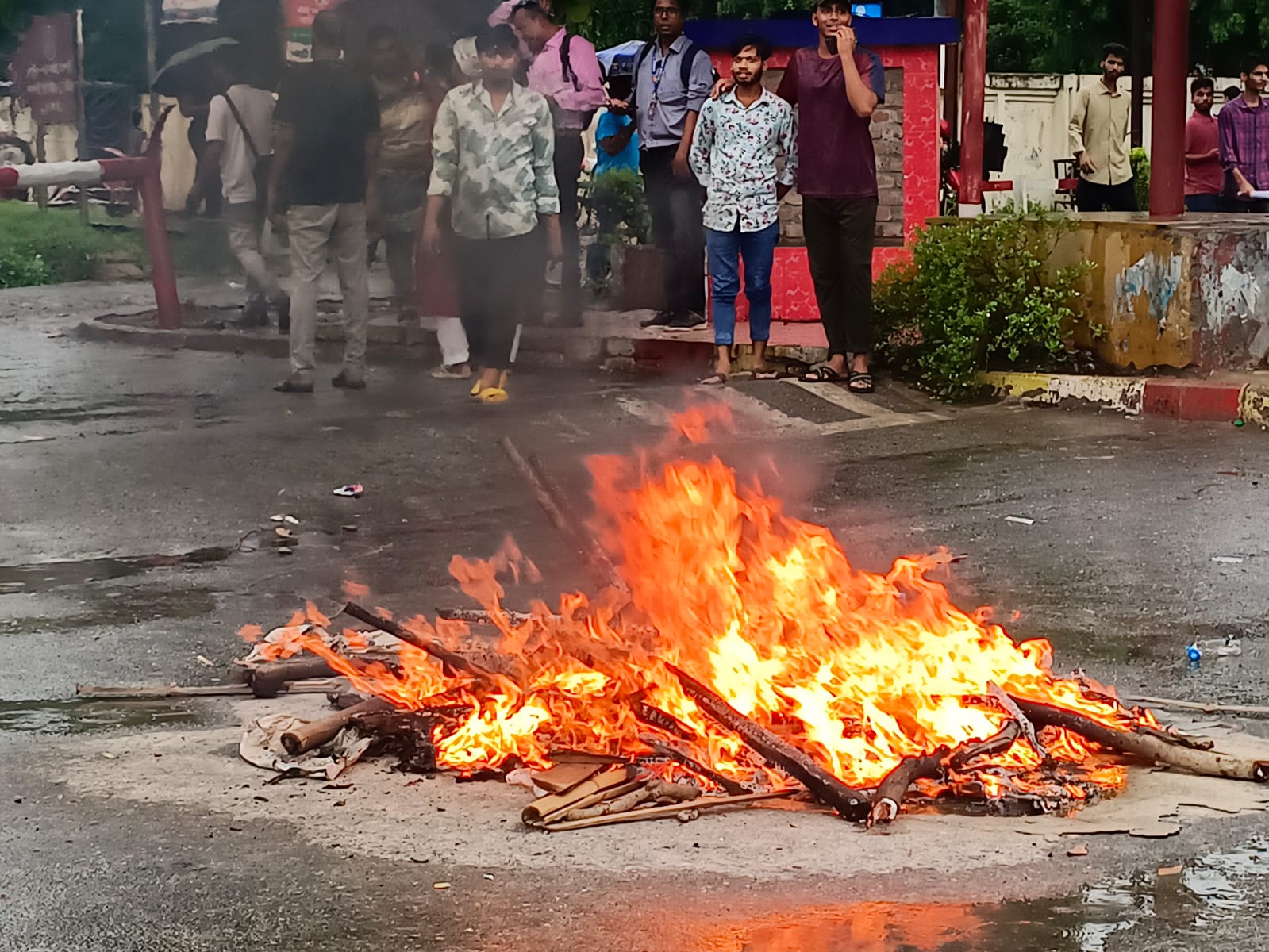 রাজশাহীতে পুলিশকে মারধর, বিভিন্ন স্থাপনায় ভাঙচুর ও অগ্নিসংযোগ