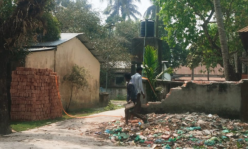 কেন্দুয়া উপজেলা পরিষদের প্রাচীর ভেঙে ফেলার অভিযোগ