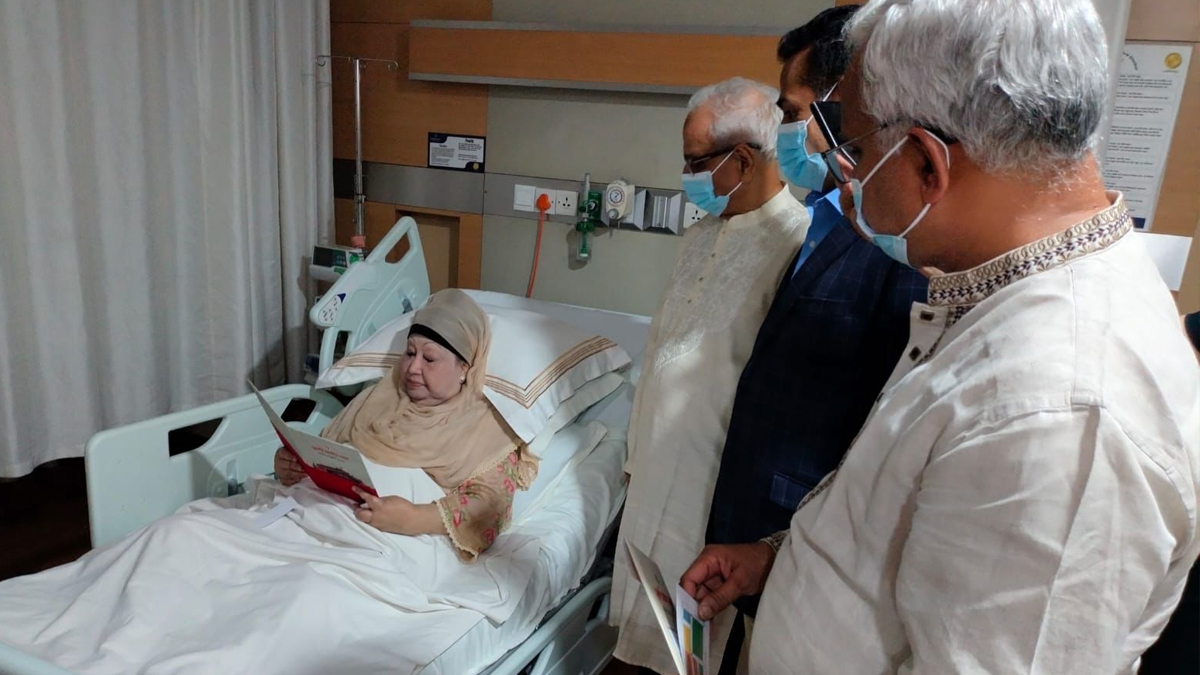 খালেদা জিয়ার হাতে জুলাই সনদ সই অনুষ্ঠানের আমন্ত্রণপত্র