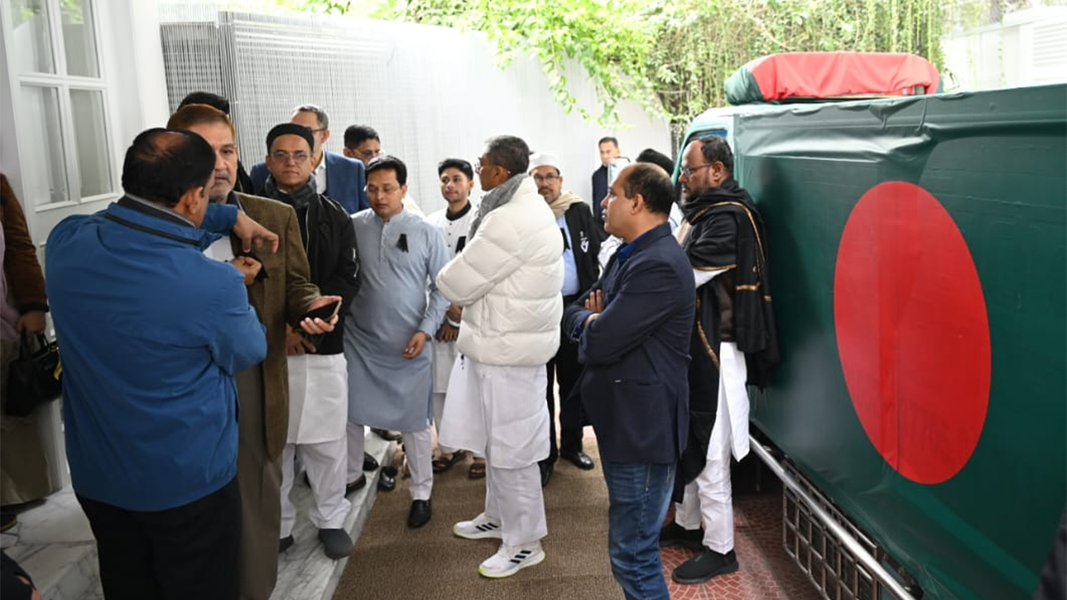 মানিক মিয়া অ্যাভিনিউয়ের পথে খালেদা জিয়ার মরদেহ