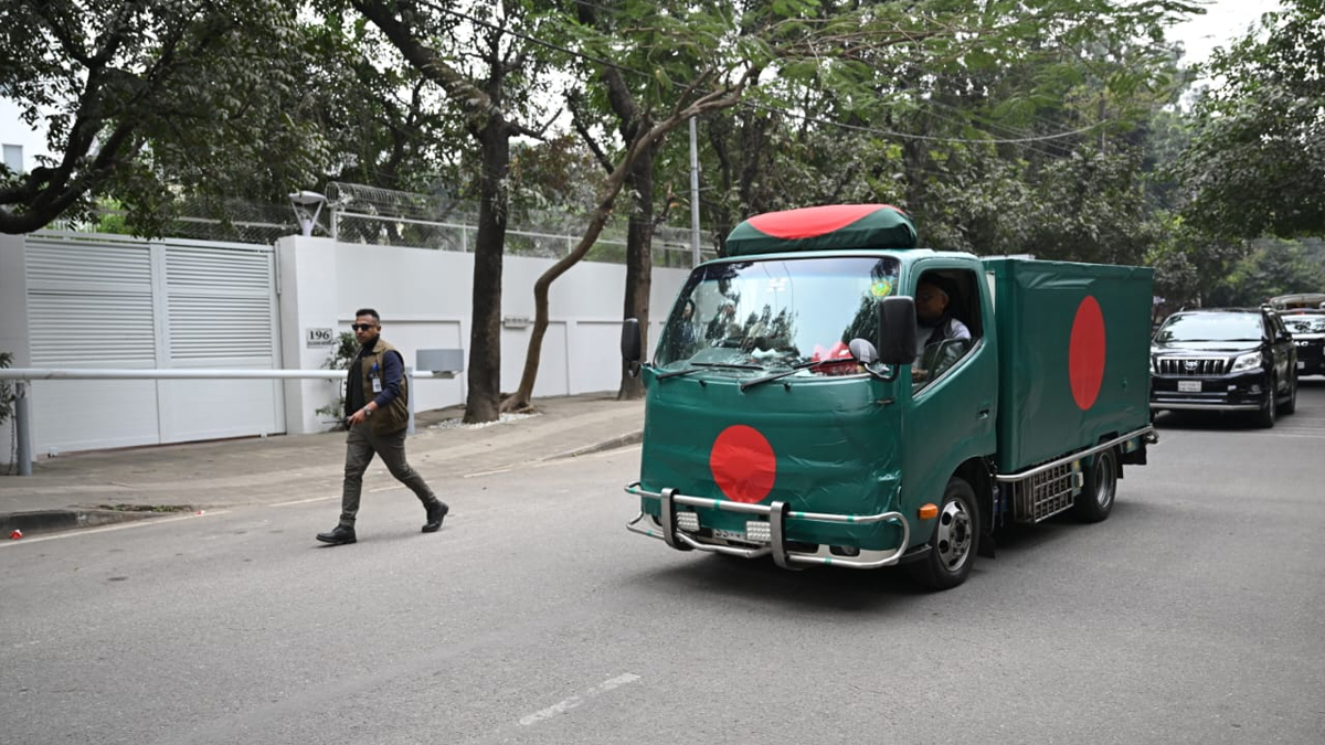 মানিক মিয়া অ্যাভিনিউয়ের পথে খালেদা জিয়ার মরদেহ