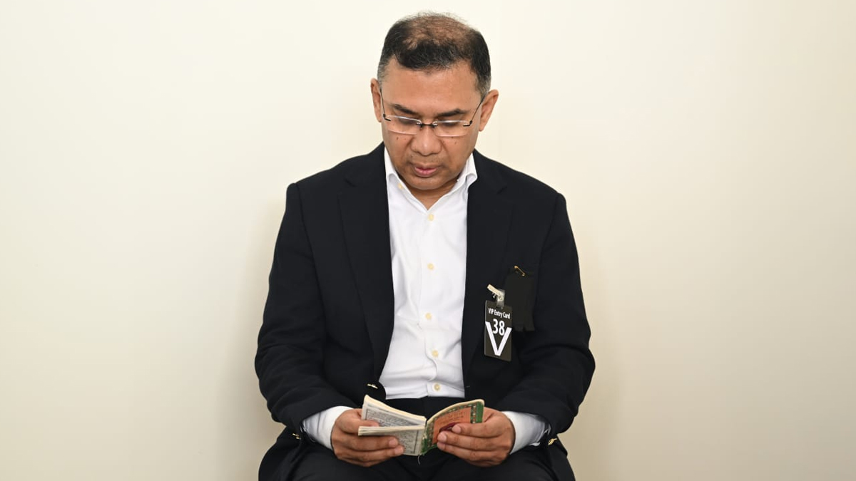 মায়ের পাশে তিলাওয়াত করছেন তারেক রহমান