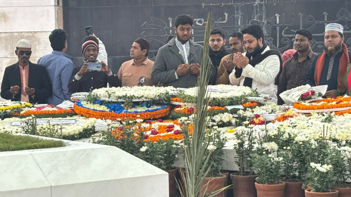 কবরের ওপর খেজুরের ডাল পোঁতা হয় কেন?