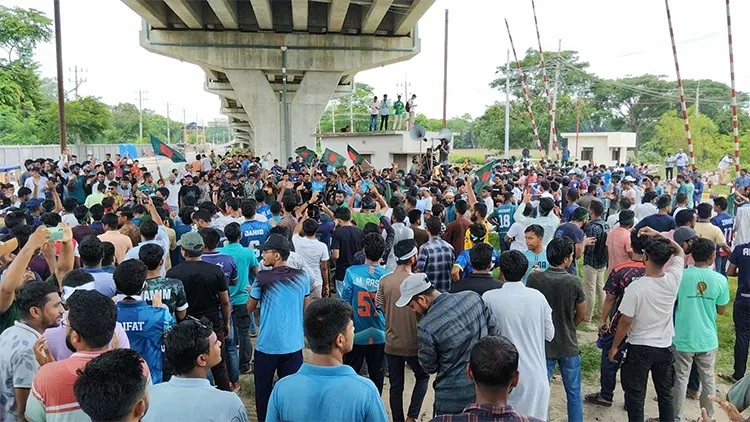 ঢাকা-রাজশাহী রেললাইন অবরোধ রাবি শিক্ষার্থীদের