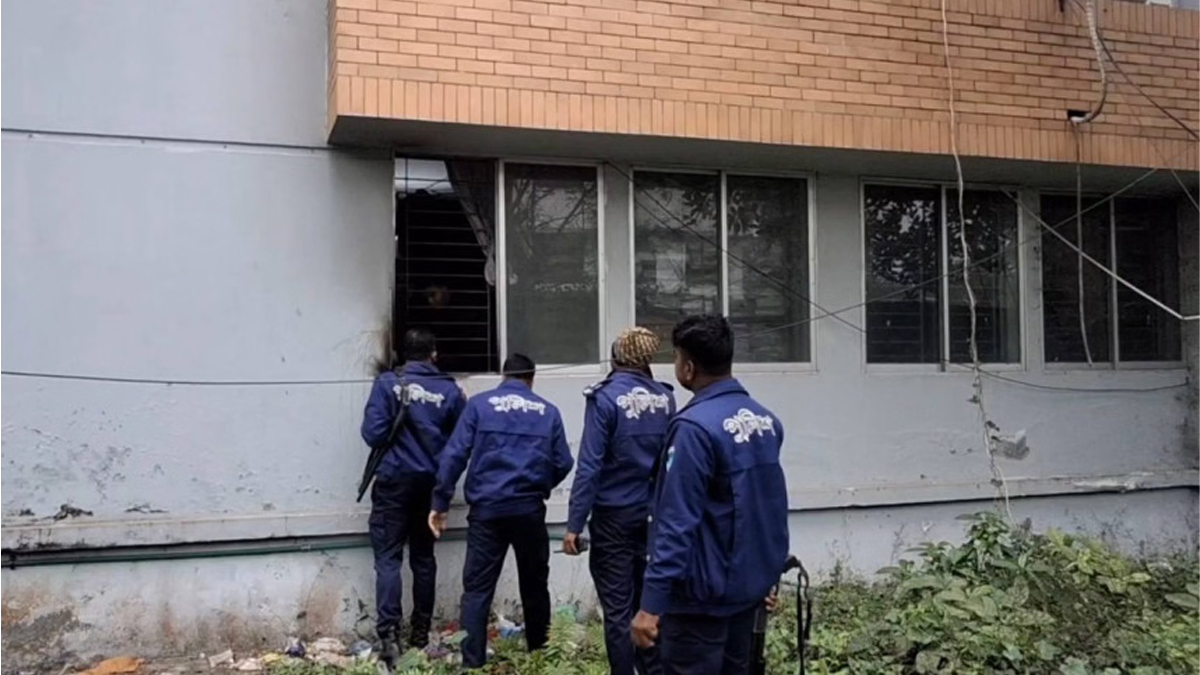 কুষ্টিয়ায় নির্বাচন অফিসে আগুন