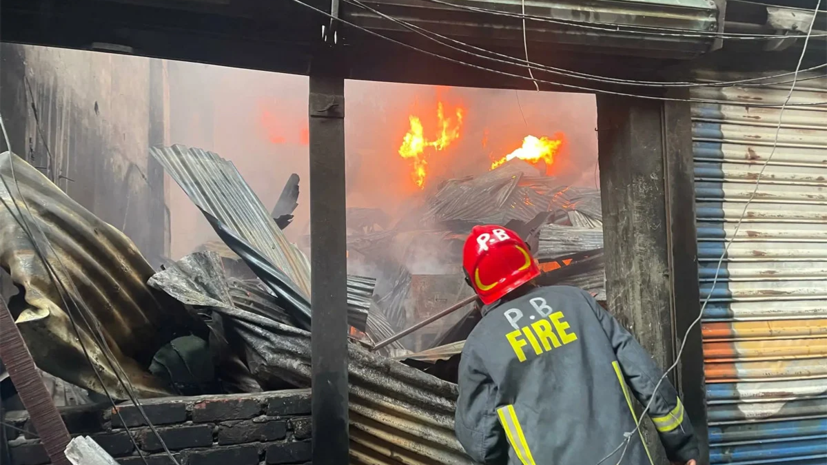 লালবাগের প্লাস্টিক কারখানার আগুন আড়াই ঘণ্টায় নিয়ন্ত্রণে