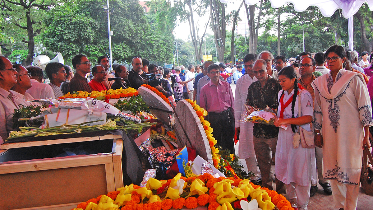 সর্বস্তরের মানুষের শ্রদ্ধায় আহমেদ রফিককে শেষ বিদায়