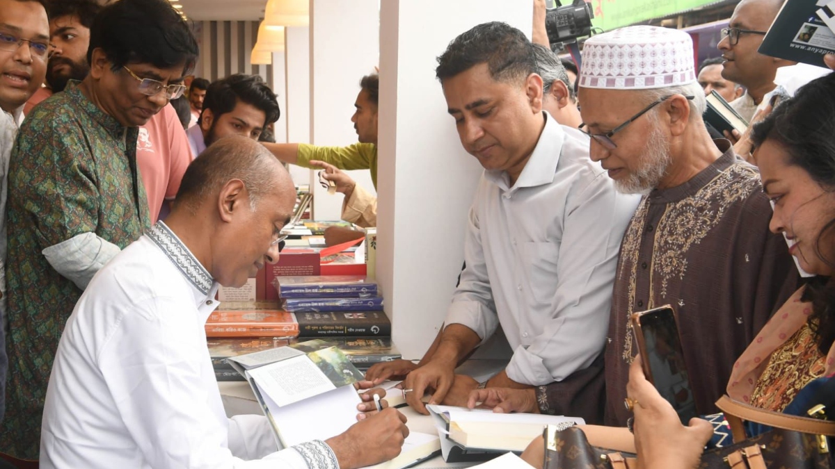 আইনমন্ত্রীর লেখা ‘শুধু মাধবীর জন্য’ বইয়ের মোড়ক উন্মোচন