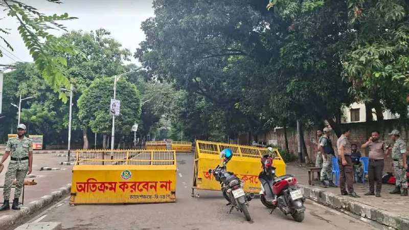 ধানমন্ডি ৩২ নম্বরে আইনশৃঙ্খলা বাহিনীর কঠোর অবস্থান