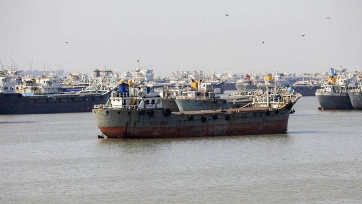 ভাসমান জাহাজে ‘গুদাম’, রোজার পণ্যে কৃত্রিম সংকট তৈরির অভিযোগ