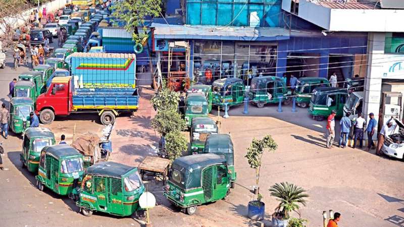 গ্যাস সরবরাহ কম: ‘অচল’ রাজধানীর সিএনজি ফিলিং স্টেশন