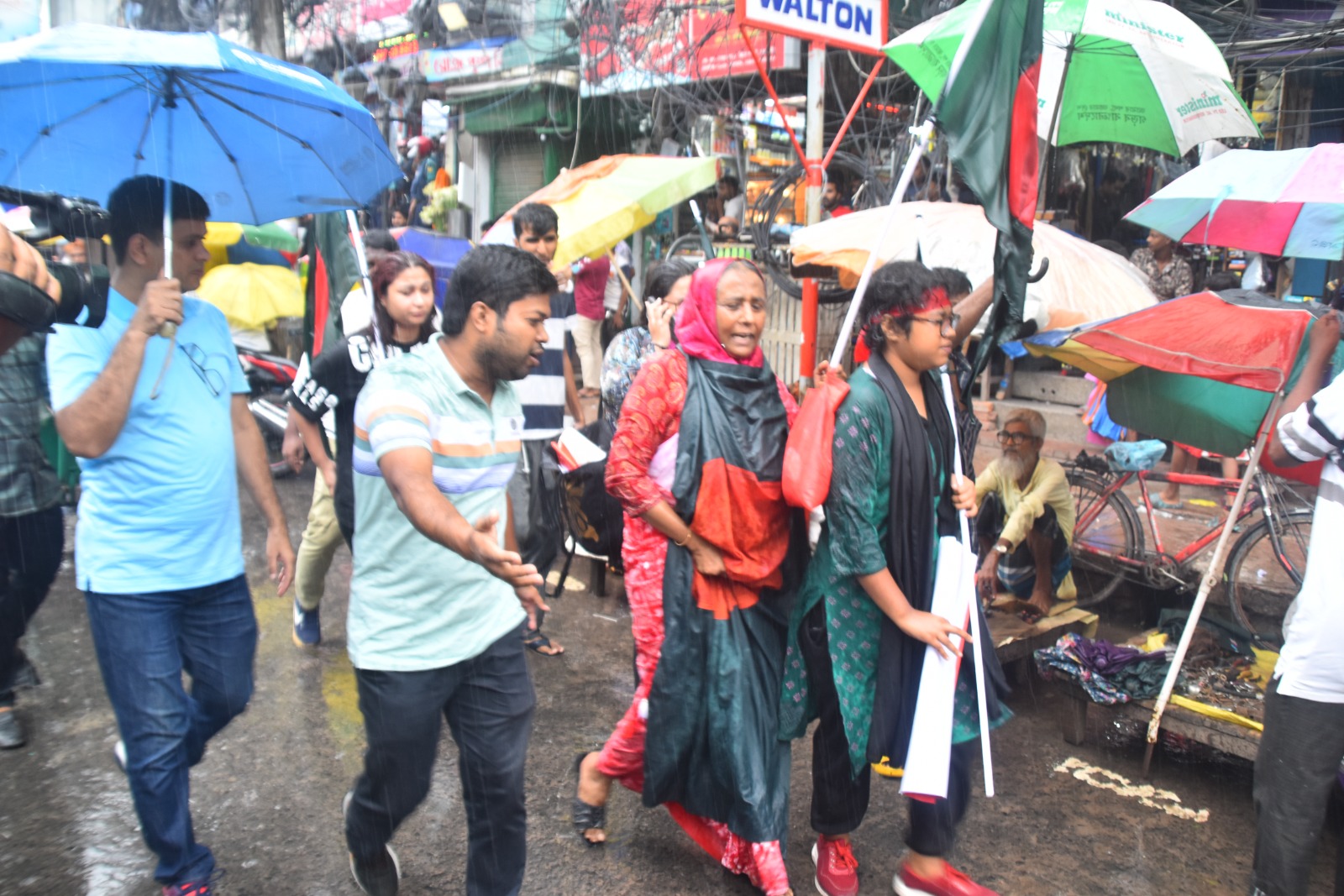 গায়ে পতাকা জড়িয়ে রাস্তায় বিএনপি নেতা মিনুর সহধর্মিনী