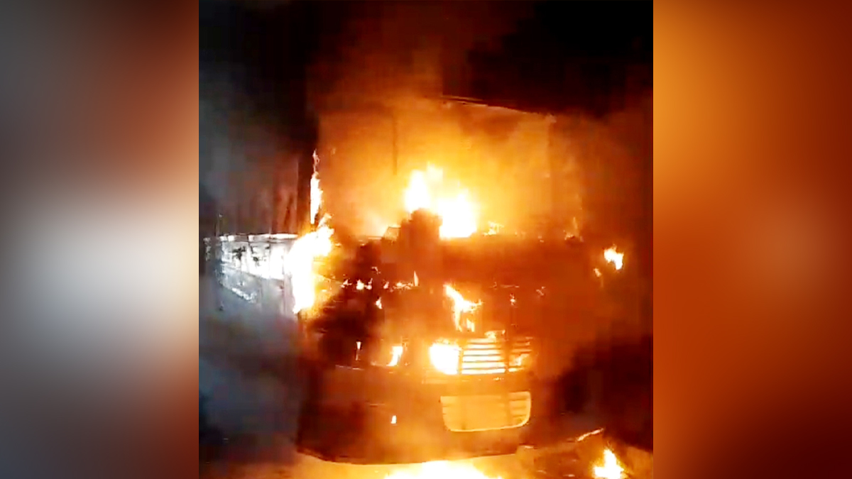 পার্ক করে রাখা স্কুলবাসে আগুন, দগ্ধ হলেন ঘুমন্ত চালক