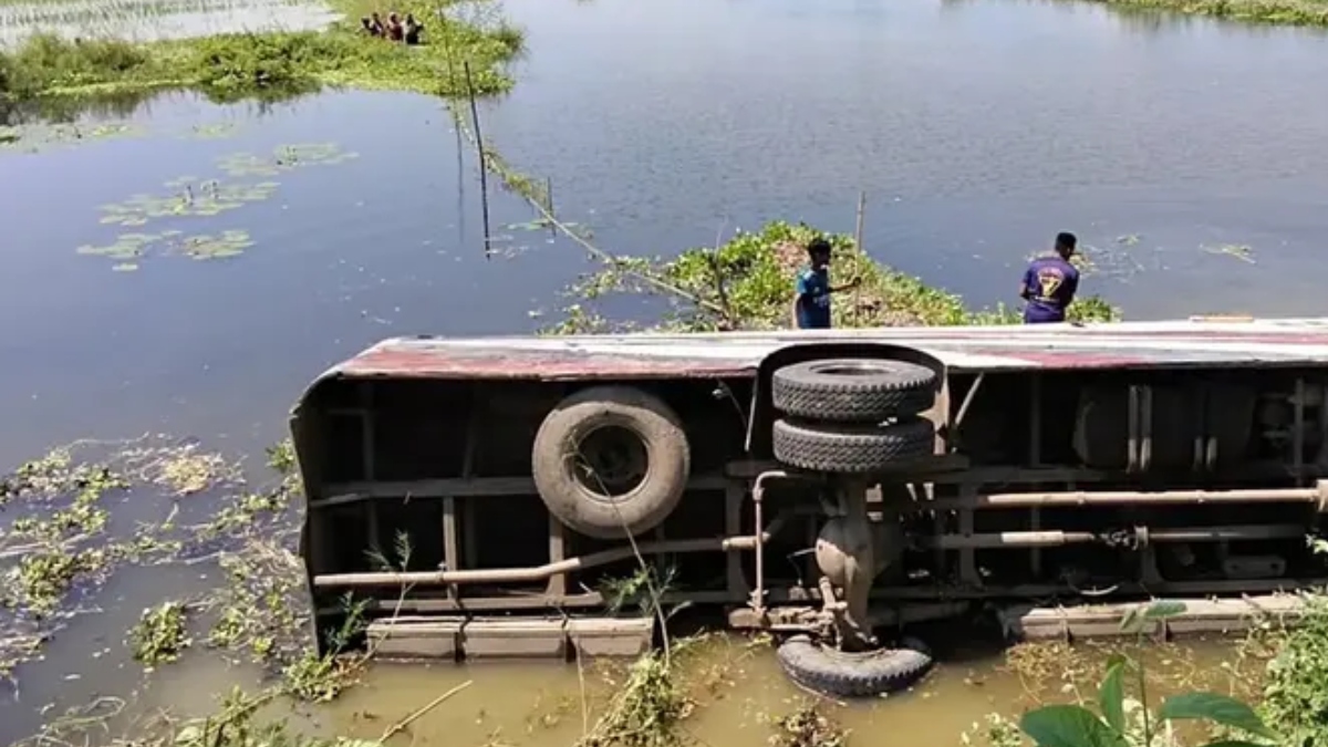 মানিকগঞ্জে বাস খাদে পড়ে আহত ২০, চালক-সহকারী পলাতক