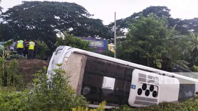 কুমিল্লায় মেডিকেল শিক্ষার্থীদের বাস খাদে, আহত ২০