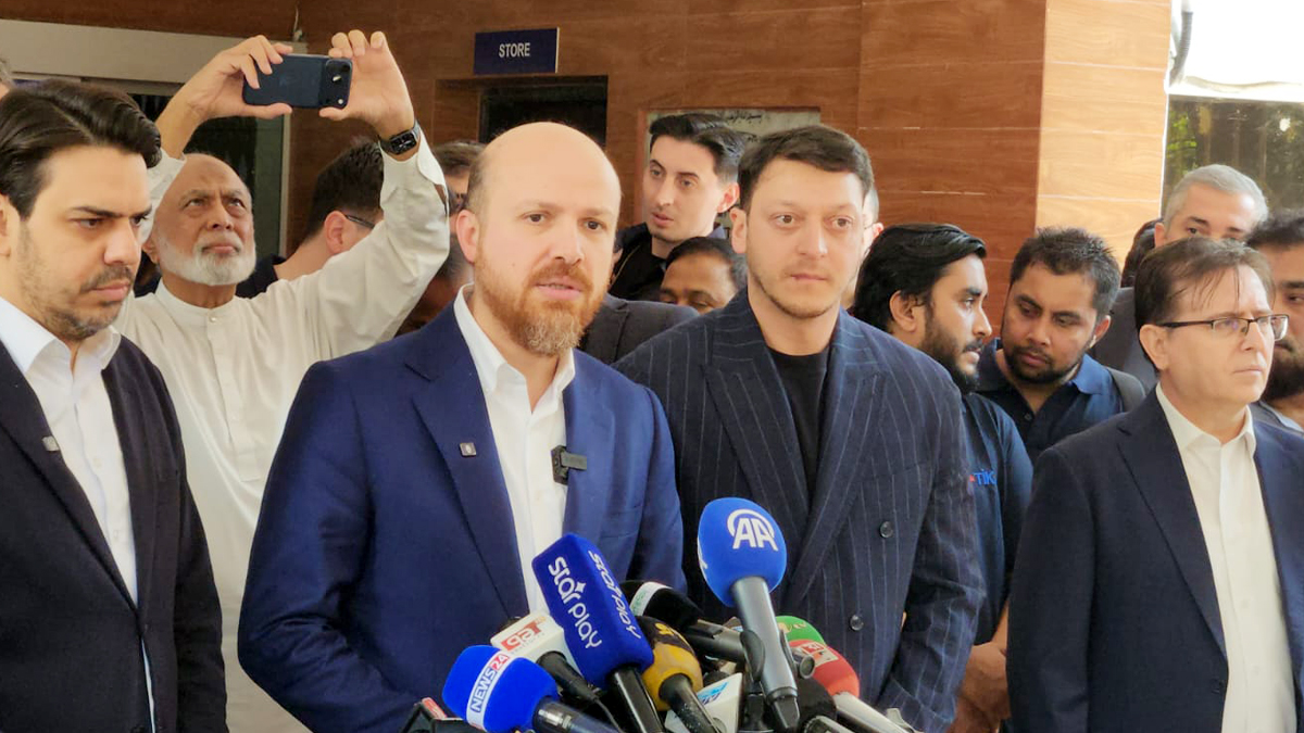 রোহিঙ্গা ক্যাম্পে প্রীতি ম্যাচে মেসুত ওজিল, ফেরার পথে দুর্ঘটনার কবলে গাড়িবহর