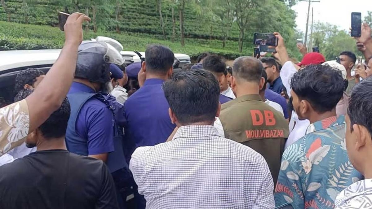 হবিগঞ্জ যাওয়ার পথে  এনসিপি নেতাদের আটকে দিলো পুলিশ