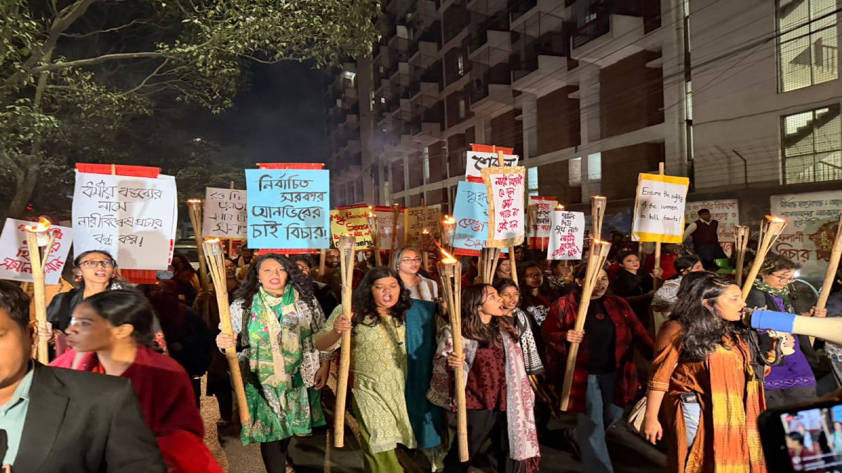 মধ্যরাতে শেকল ভাঙার পদযাত্রা: কণ্ঠে কণ্ঠে নারীদের সমতা দাবি