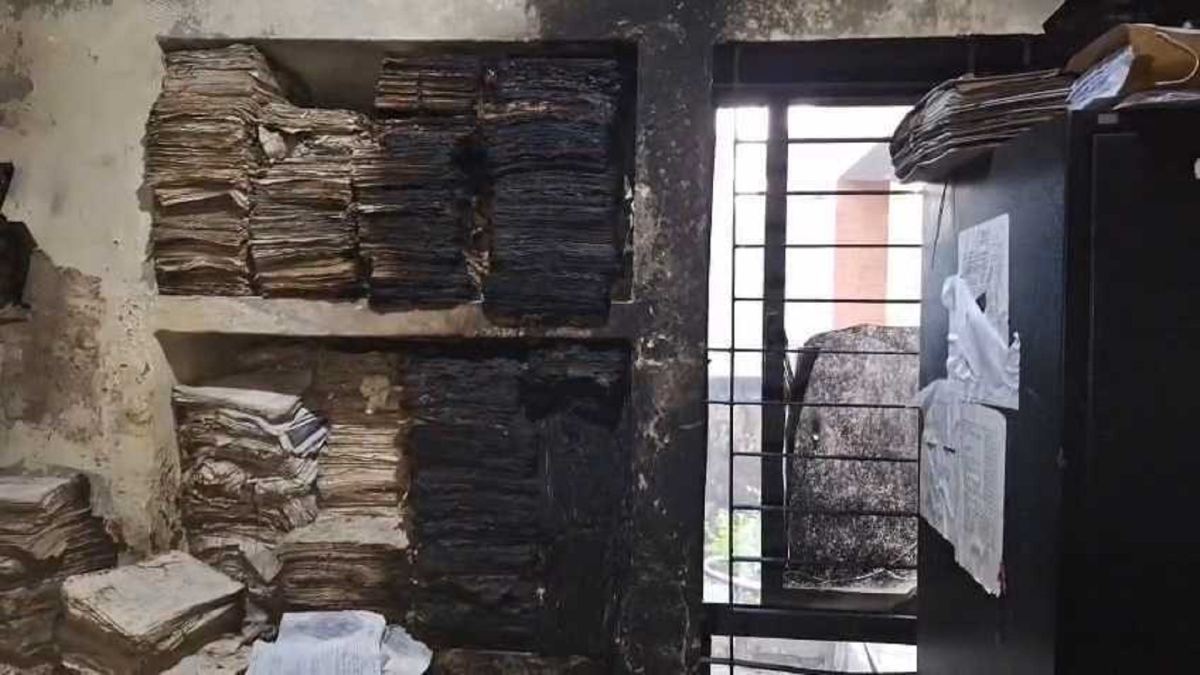 লক্ষ্মীপুর নির্বাচন অফিসে পেট্রোল ঢেলে আগুন দিয়েছে দুর্বৃত্তরা