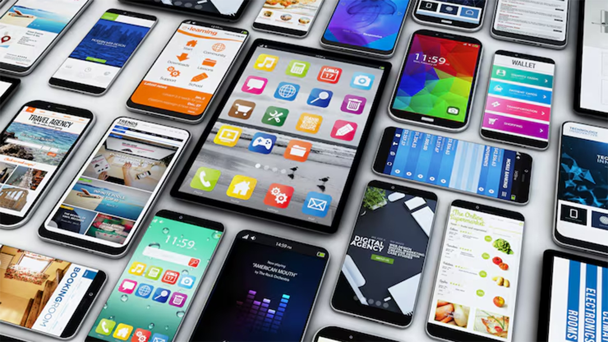 ব্যবসায়ীদের বিক্ষোভ, মোবাইল ফোনের শুল্ক-কর কমাল সরকার