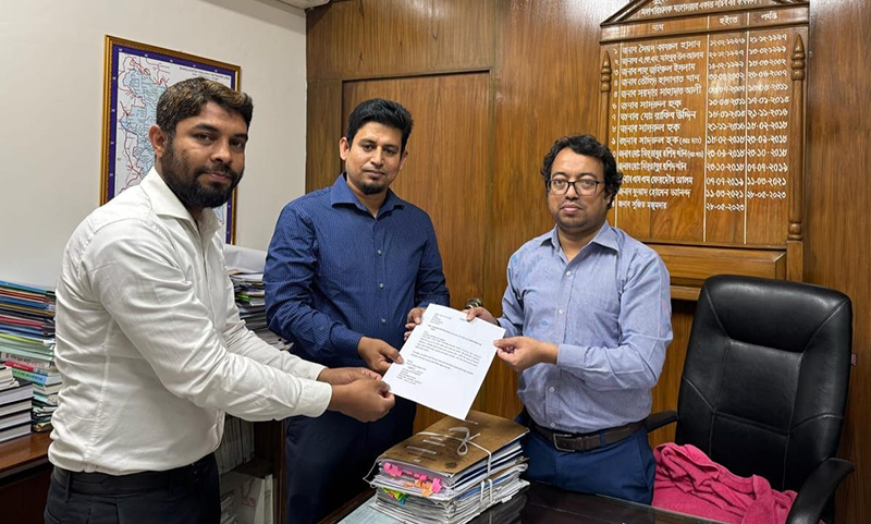মোহনগঞ্জ-ময়মনসিংহ লোকাল ট্রেন চালুর দাবিতে মানববন্ধন-স্মারকলিপি