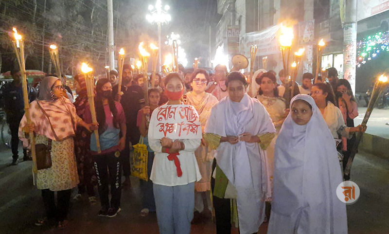 কাফনের কাপড় পরে মশাল মিছিল, ধর্ষকের বিচার-স্বরাষ্ট্র উপদেষ্টার পদত্যাগ দাবি