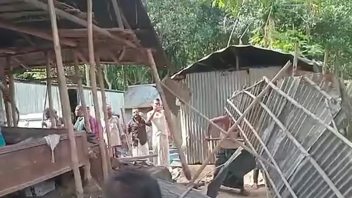 ছেলেকে জিম্মি করে মাকে দলবদ্ধ ধর্ষণ: প্রধান আসামির বাড়ি ভাঙচুর