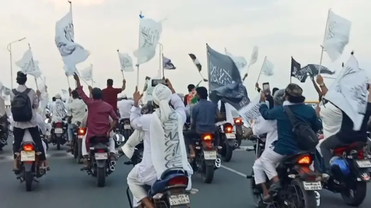 বাংলাদেশের বিভিন্ন স্থানে কালেমা খচিত পতাকা মিছিল, নেপথ্যে কী?
