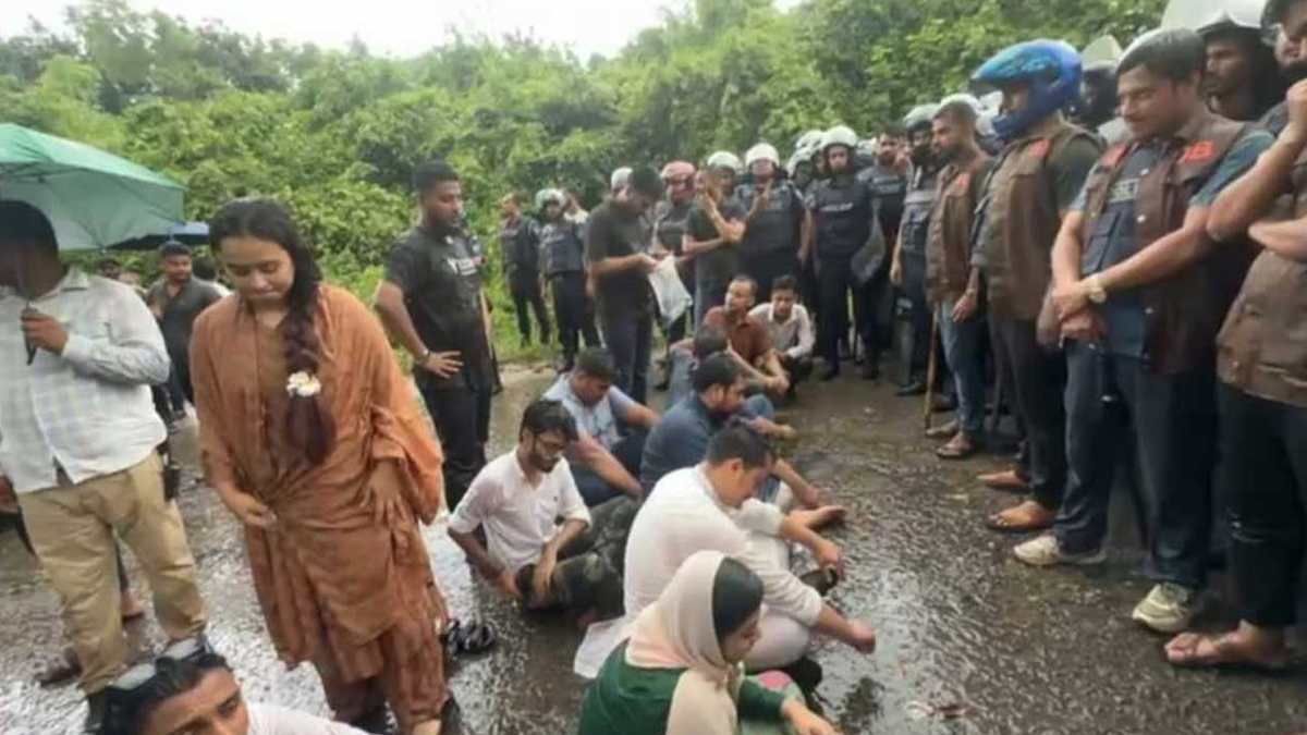 হবিগঞ্জেও এনসিপির গাড়িবহর আটকে দিয়েছে পুলিশ, সড়কে বসে প্রতিবাদ