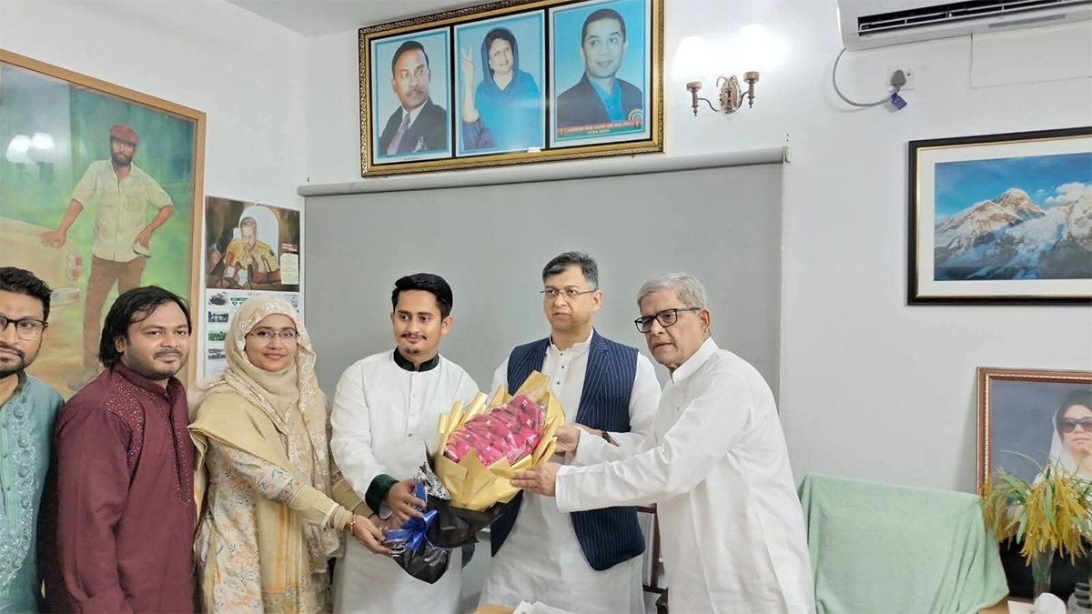 ফুল নিয়ে বিএনপি কার্যালয়ে এনসিপি নেতারা