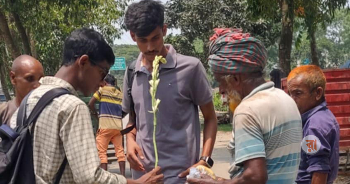 শিশুদের হাত থেকে ফুল-নাশতা পেয়ে অভিভূত শ্রমিকরা
