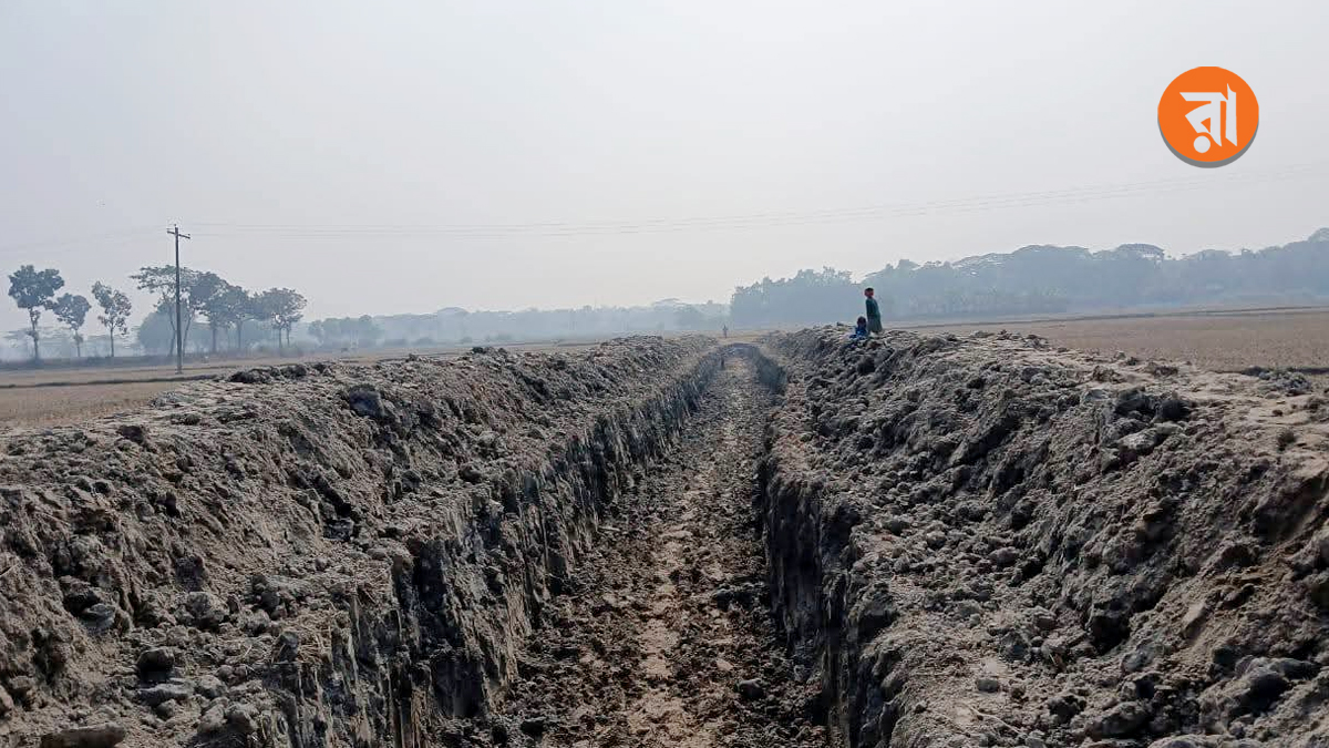 ফসলি জমিতে খাল খনন,  প্রতিবাদে কৃষকদের বিক্ষোভ