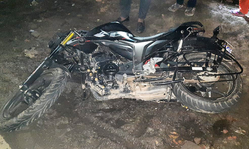 বাণিজ্য মেলা থেকে ফেরার পথে সড়কে প্রাণ গেল ৩ বন্ধুর