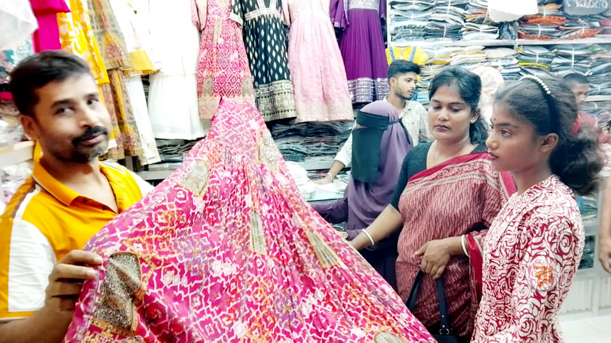 নড়াইলের দুর্গাপূজার বাজার মাতালো পাকিস্তানি সারারা ও লেহেঙ্গা