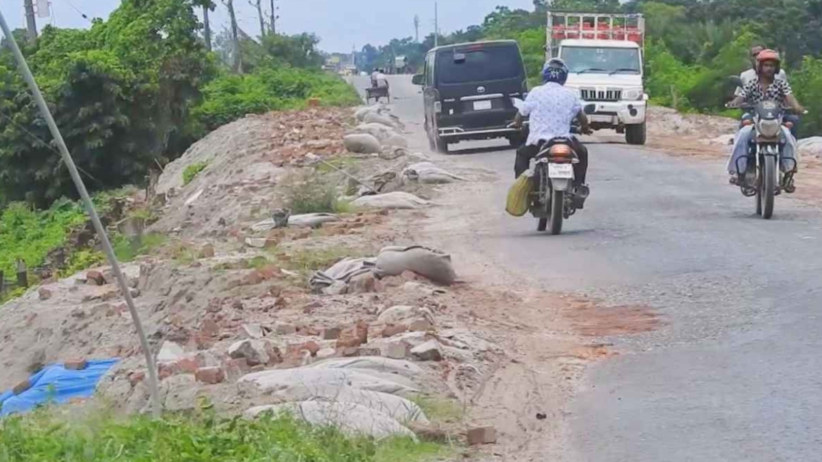 ঢাকা-বেনাপোল মহাসড়কের নড়াইল অংশ সরু হওয়ায় বাড়ছে দুর্ঘটনা, জনভোগান্তি