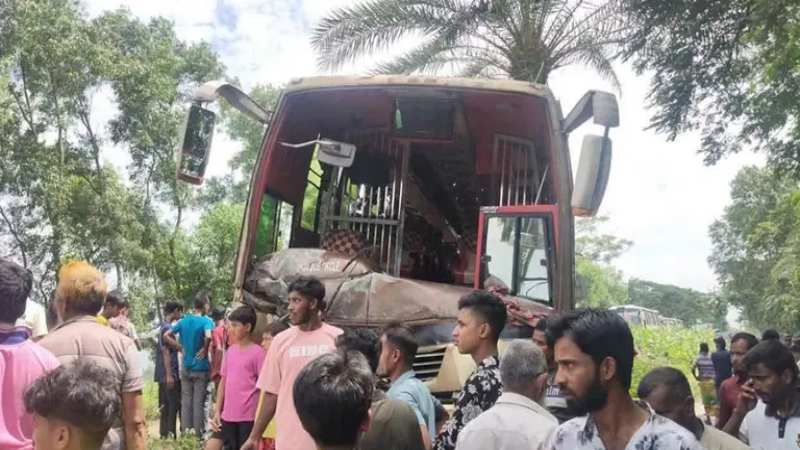 নাটোরে বাসের সঙ্গে গরুবাহী ভটভটির সংঘর্ষ, ৩ ব্যবসায়ী নিহত