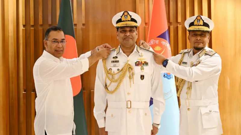 নবনিযুক্ত নৌপ্রধানকে ভাইস অ্যাডমিরাল র‍্যাংক পরালেন প্রধানমন্ত্রী