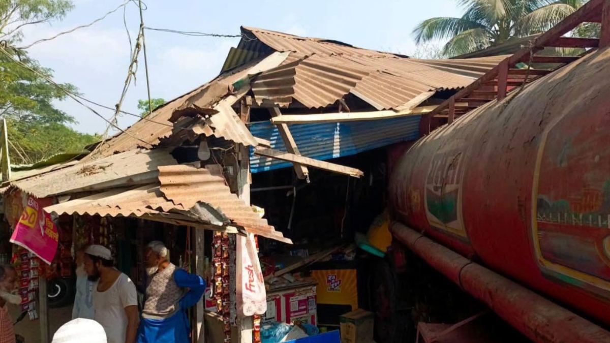 নোয়াখালীতে তেলবাহী ট্রাক দোকানে ঢুকে নিহত ২, আহত ৩