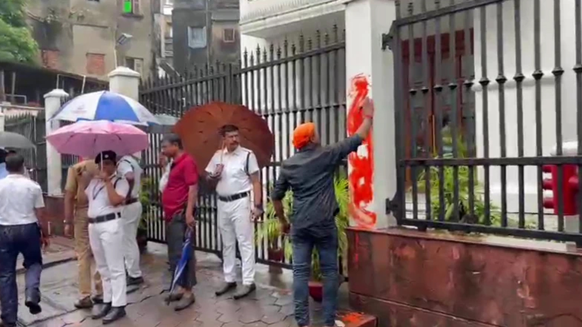 ‘জয় শ্রী রাম’ স্লোগানে কলকাতায় আনন্দবাজার ভবনে লেপে দেওয়া হলো গেরুয়া রঙ