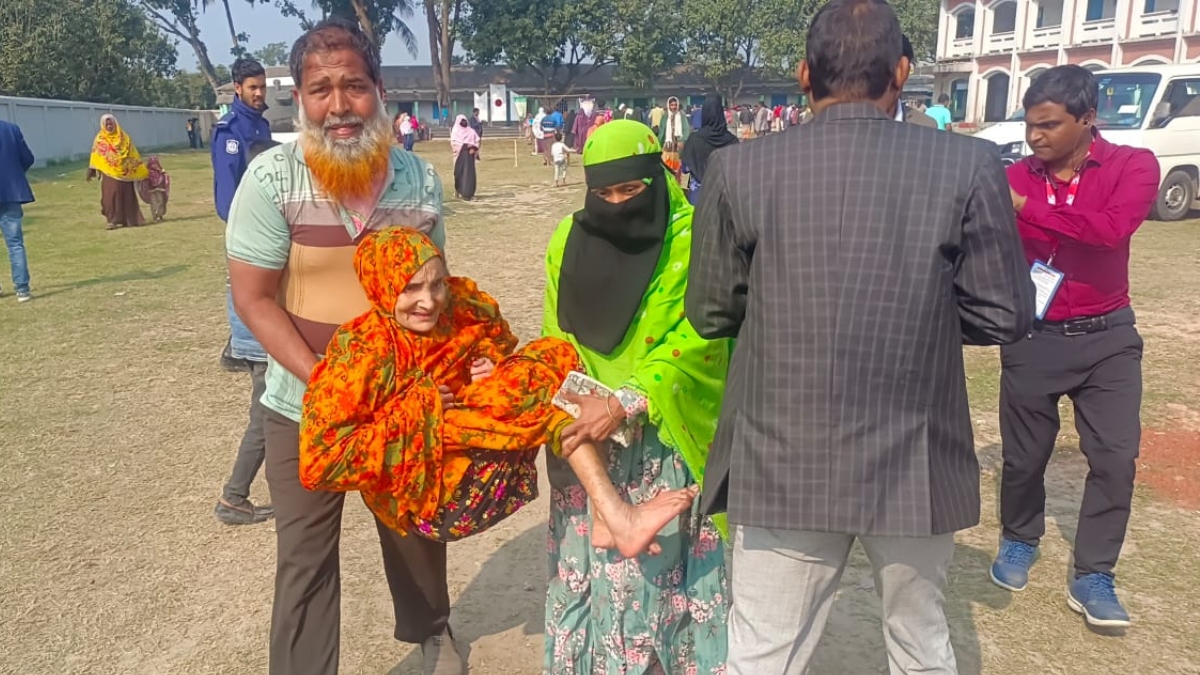 পুত্রবধূর কোলে চড়ে ভোট দিলেন শতবর্ষী সোনাভান