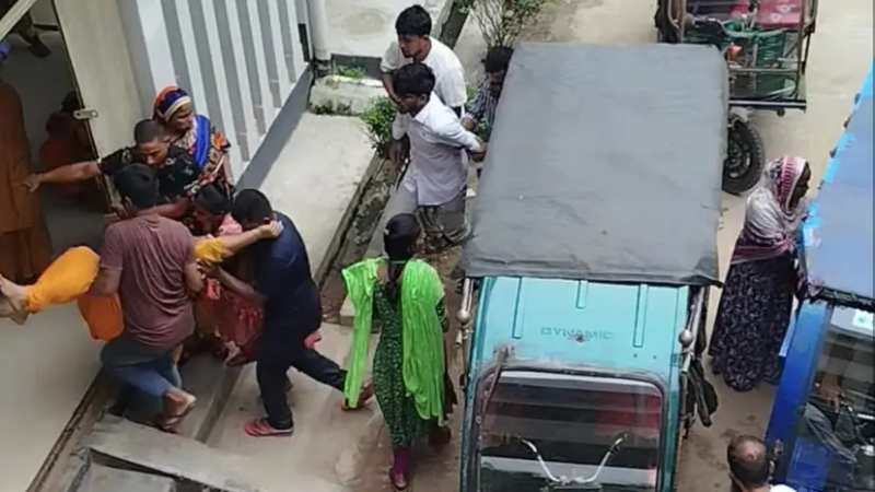 পোশাক কারখানায় পানি পান করে ২ শতাধিক শ্রমিক অসুস্থ