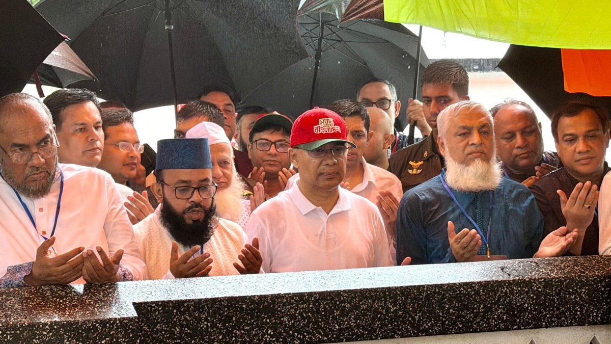 হজরত শাহজালালের কবর জিয়ারত করলেন প্রধানমন্ত্রী