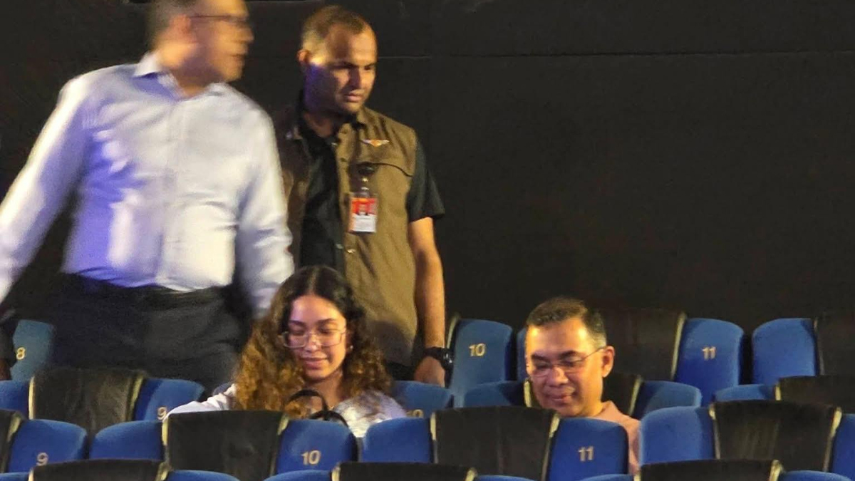 মেয়েকে নিয়ে সিনেমা হলে প্রধানমন্ত্রী, কোন সিনেমা দেখলেন?