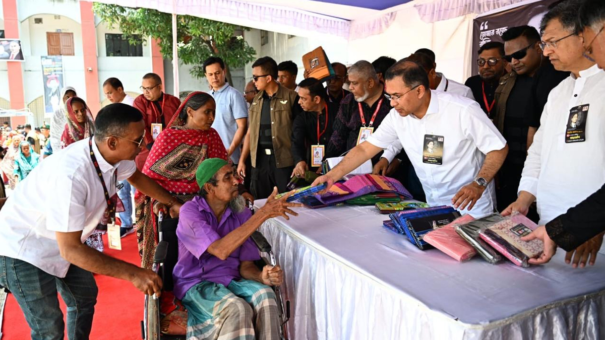 জিয়াউর রহমানের মৃত্যুবার্ষিকীতে দুঃস্থদের মধ্যে বস্ত্র বিতরণ প্রধানমন্ত্রীর